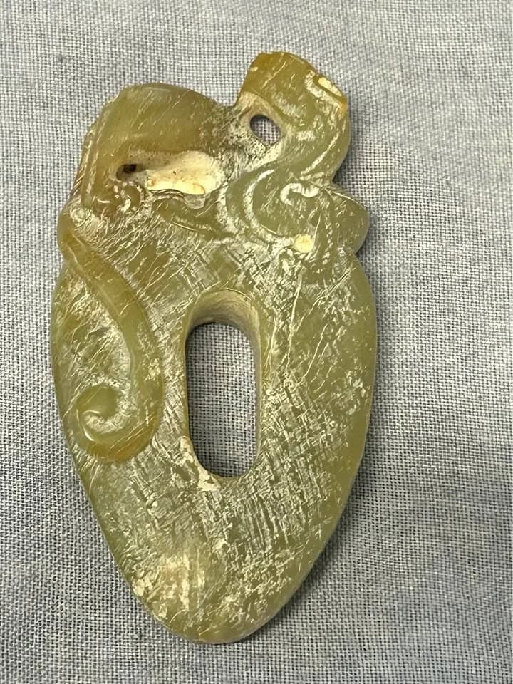 Warring States–Han Chi-Dragon Heart-Shaped Jade Pendant
