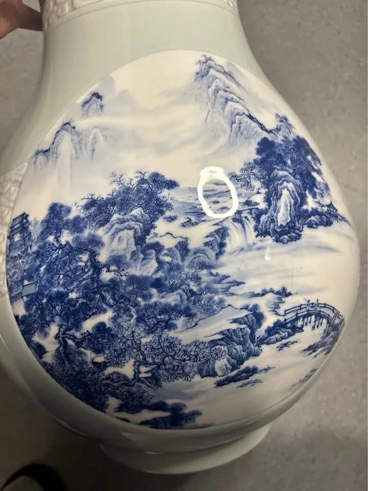 Chinese Jingdezhen porcelain vase Collectible