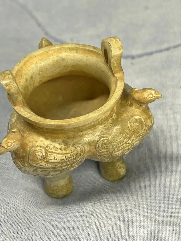 Shang–Zhou Jade Li Censer with Phoenix and Beast-Mask Motif