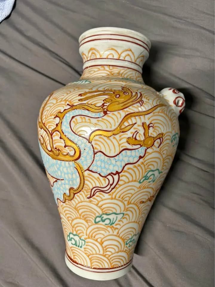 Baihugu Kiln Gold-Painted Dragon Vase with Beast-Head Handles and Sea-Wave and Auspicious-Cloud Motifs