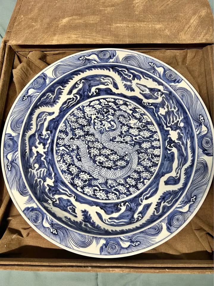 Ming Yongle Blue-and-White Presentation Dish with Reserved-White Incised Sea-and-Cloud Dragon and Intertwined Floral Scrolls